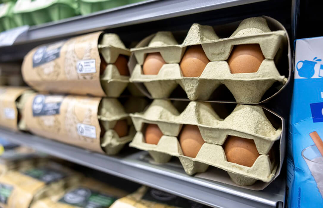 Quién lo hubiera dicho hace un año: los huevos, lo que más sube (17%) en la cesta de la compra; el aceite de oliva, lo que más baja (un 42%)