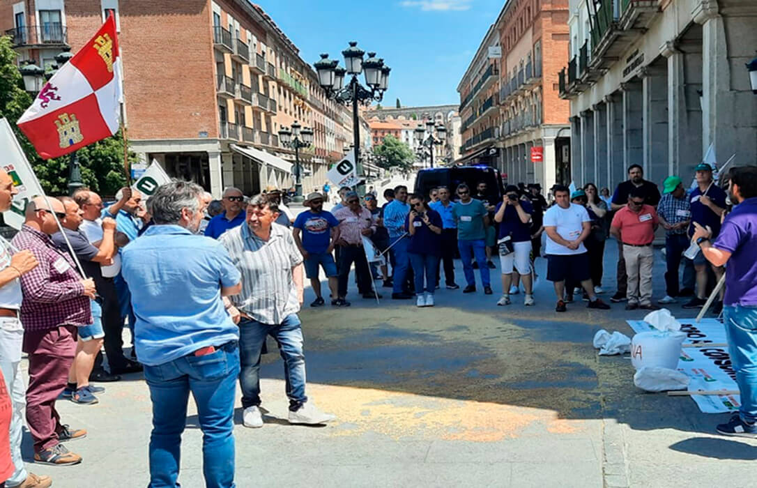 Los cerealistas protestan ante la lonja de Segovia, lo harán ante el Gobierno el día 4 y ante la Comisión Europea el día 10 en Madrid