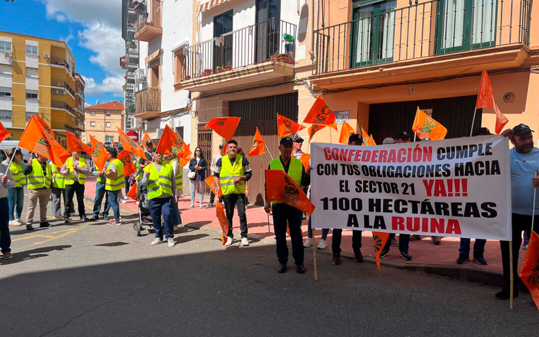 Protesta ante la Confederación Hidrográfica del Tajo por dejación de funciones y falta de interlocución con un grupo de regantes
