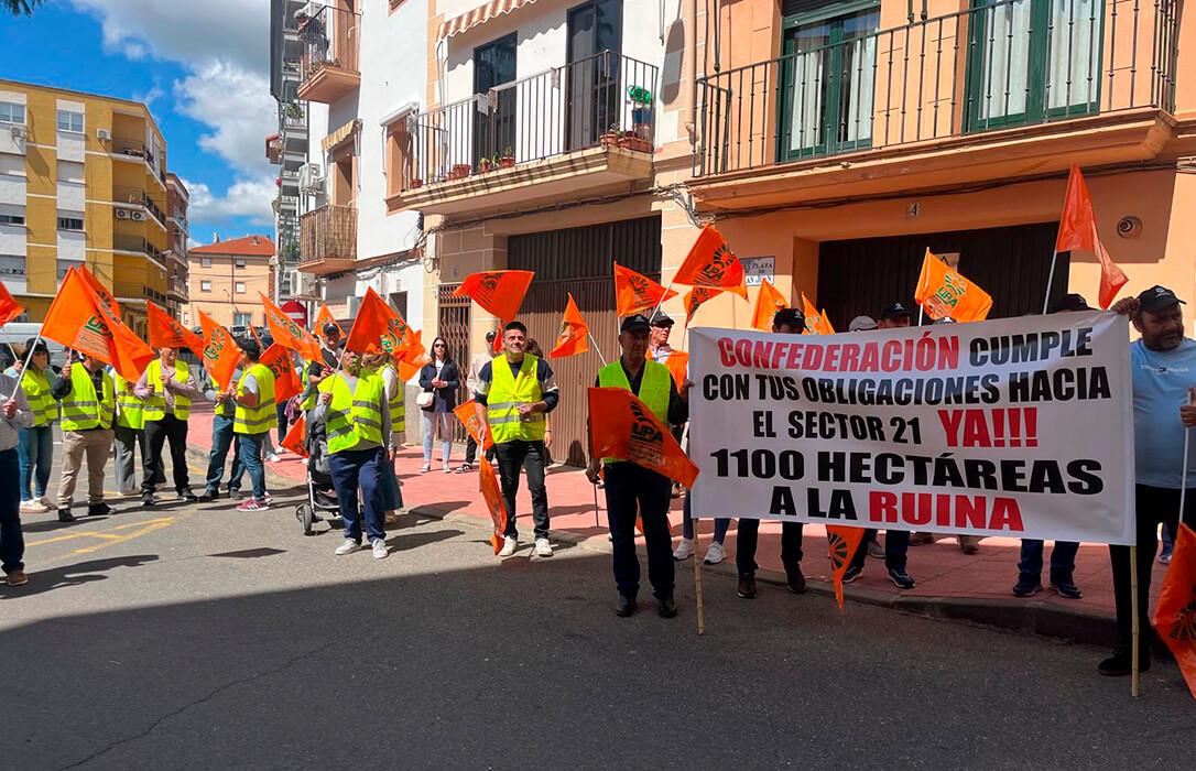 Protesta ante la Confederación Hidrográfica del Tajo por dejación de funciones y falta de interlocución con un grupo de regantes