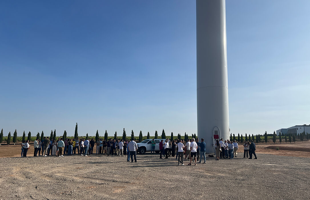 Champinter pone en marcha un aerogenerador para autoconsumo en su apuesta por la sostenibilidad en la producción de champiñón