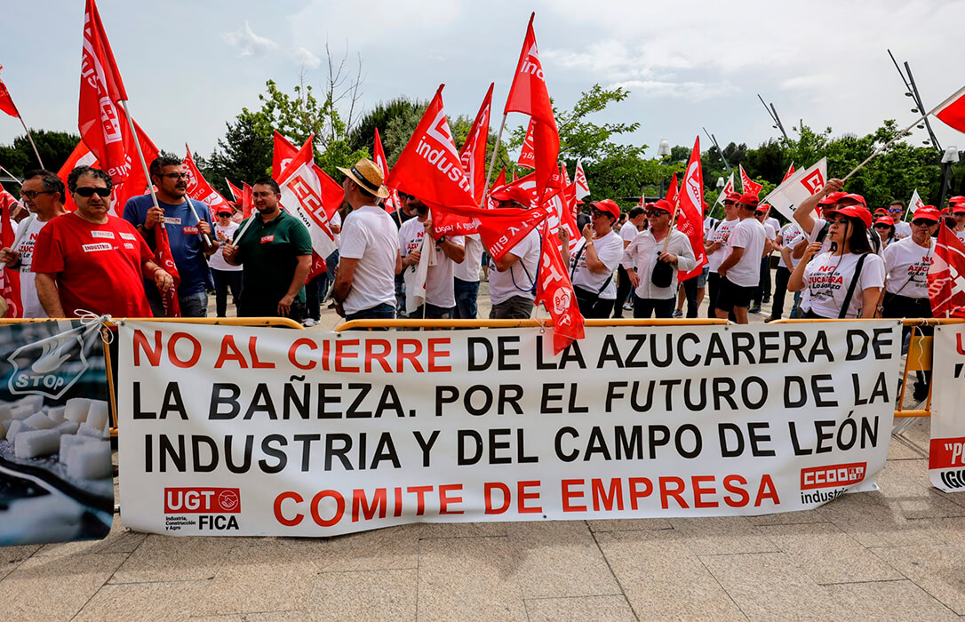 Protesta contra los despidos propuestos por Azucarera, el cierre de La Bañeza y para evitar la muerte del sector del azucarero