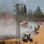 Las organizaciones agrarias aconsejan llevar más extintores y no cosechar a las horas de más calor para evitar fuegos