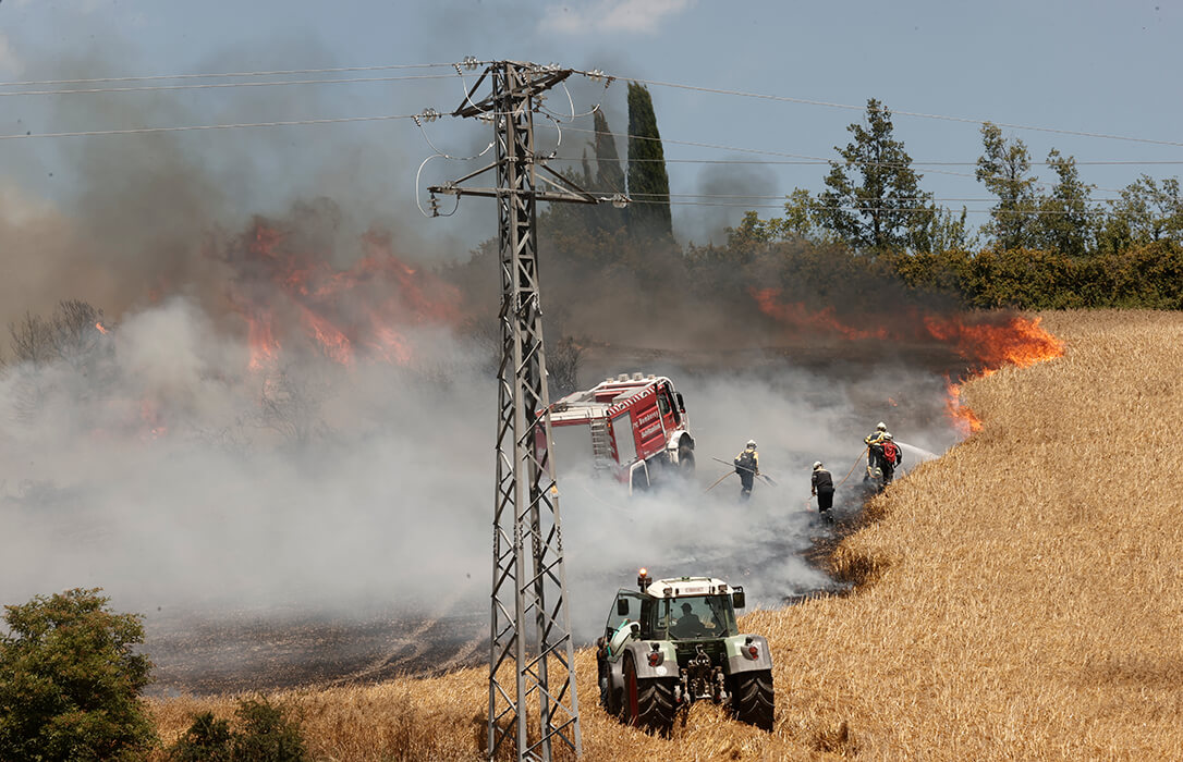 Las organizaciones agrarias aconsejan llevar más extintores y no cosechar a las horas de más calor para evitar fuegos