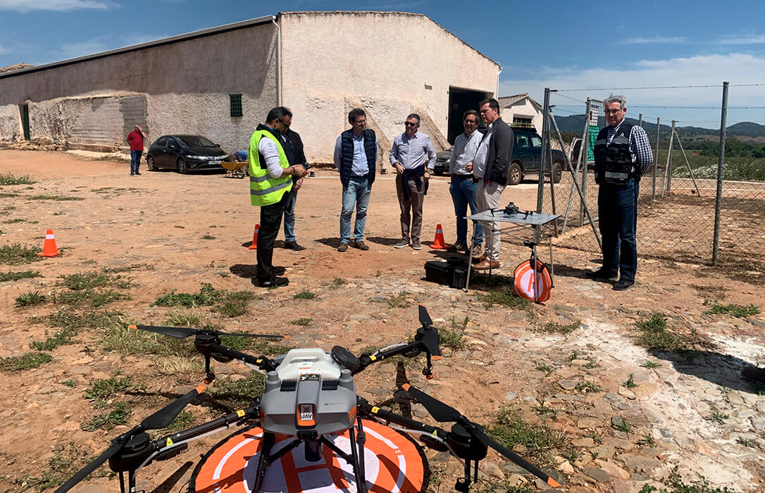 La Fundación JAV liderará la primera aplicación fitosanitaria con drones contra la mosca del olivo en Andalucía