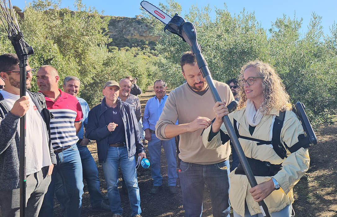 El paso intermedio de olivarero a Terminator: UPA muestra el uso de un novedoso exoesqueleto para facilitar la poda del olivar