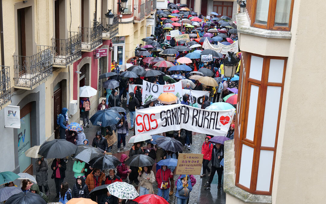 “Vivimos en el Pirineo, decidimos aquí”. Más de 6.000 personas exigen bajo una intensa lluvia consultas ciudadanas para decidir su futuro
