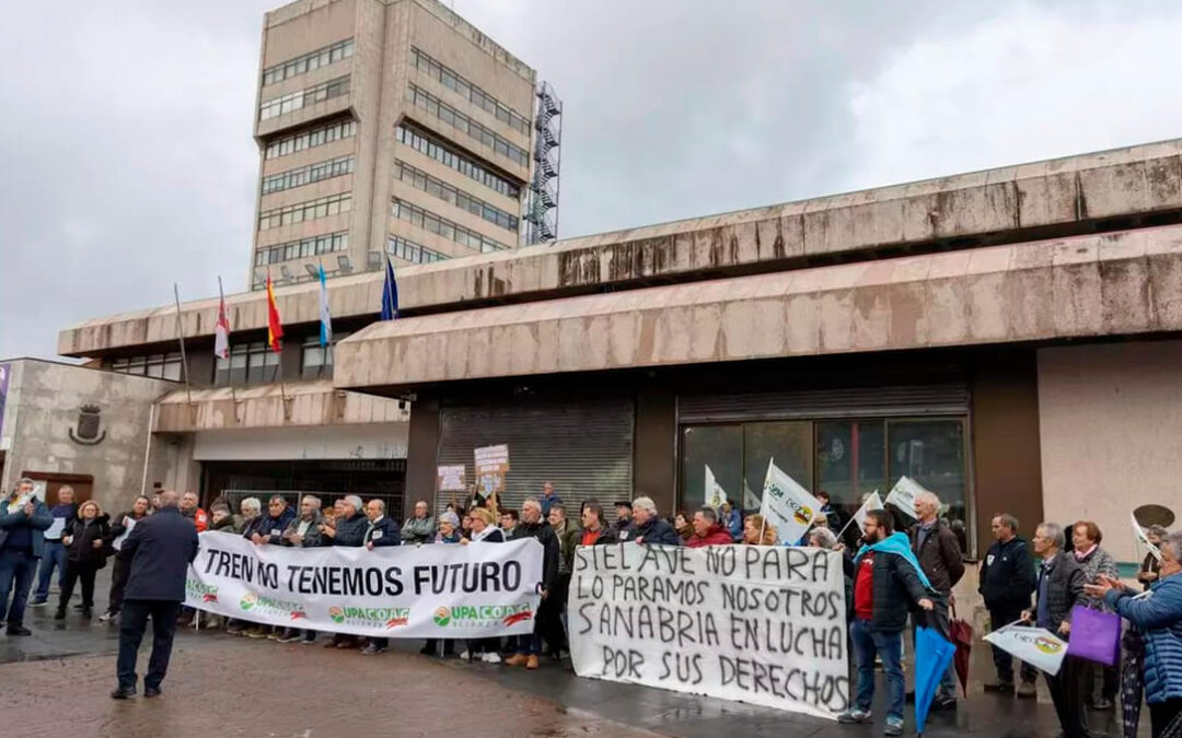 Los afectados por la supresión de paradas del AVE en Zamora por la presión de Vigo protestan en el encendido y advierten: «Si no para, lo pararemos nosotros»