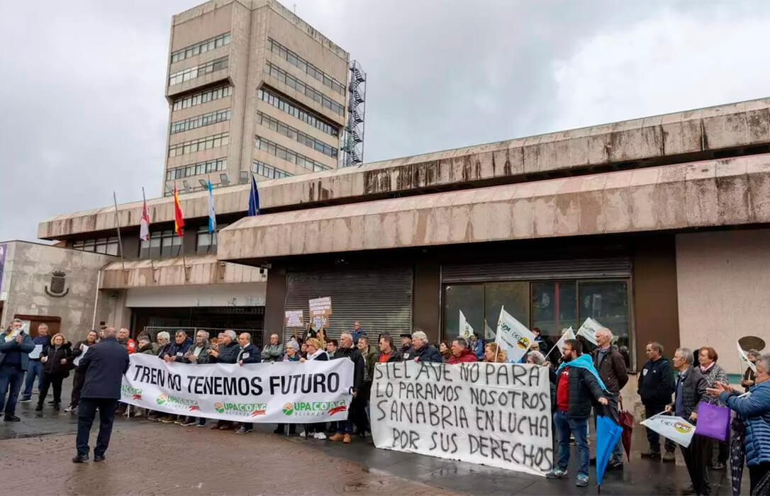 Los afectados por la supresión de paradas del AVE en Zamora por la presión de Vigo protestan en el encendido y advierten: «Si no para, lo pararemos nosotros»
