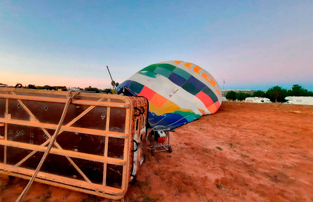 Denuncian «la brutal agresión a un ganadero» por parte de la tripulación de un globo que aterrizó en su explotación sin autorización