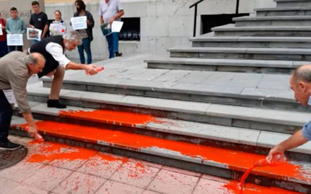 El campo asturiano sale a la calle para pedir soluciones «inmediatas y definitivas» para controlar la fauna salvaje, especialmente al lobo