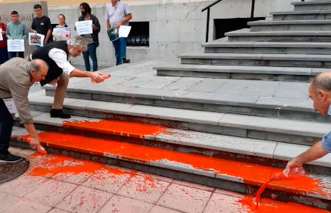El campo asturiano sale a la calle para pedir soluciones «inmediatas y definitivas» para controlar la fauna salvaje, especialmente al lobo