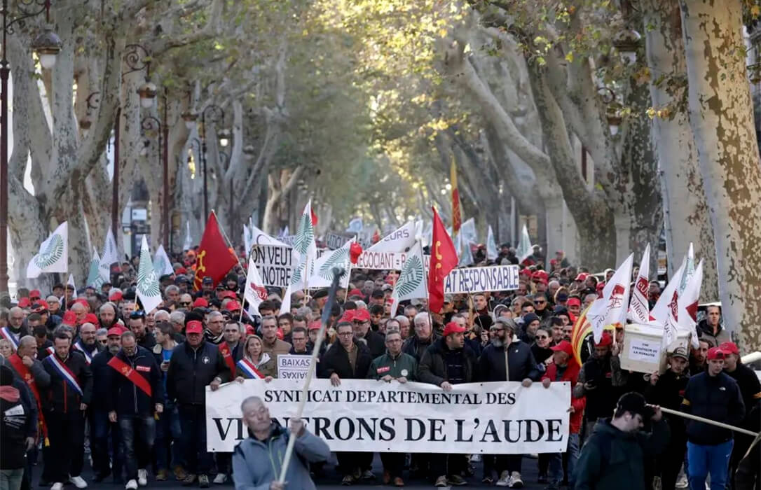 Miles de viticultores franceses protestan en Béziers por una situación «insoportable» del sector y empiezan a culpar a los países vecinos
