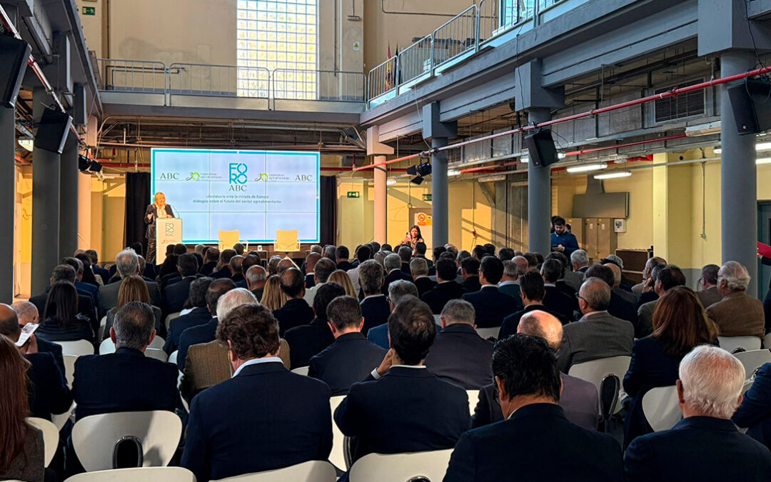 El comisario europeo aplaude el modelo cooperativo andaluz y avanza apoyo financiero en la futura PAC sin especificar en qué sentido