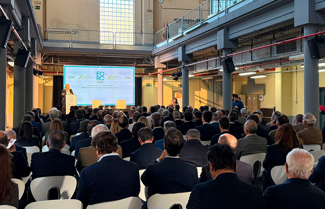 El comisario europeo aplaude el modelo cooperativo andaluz y avanza apoyo financiero en la futura PAC sin especificar en qué sentido