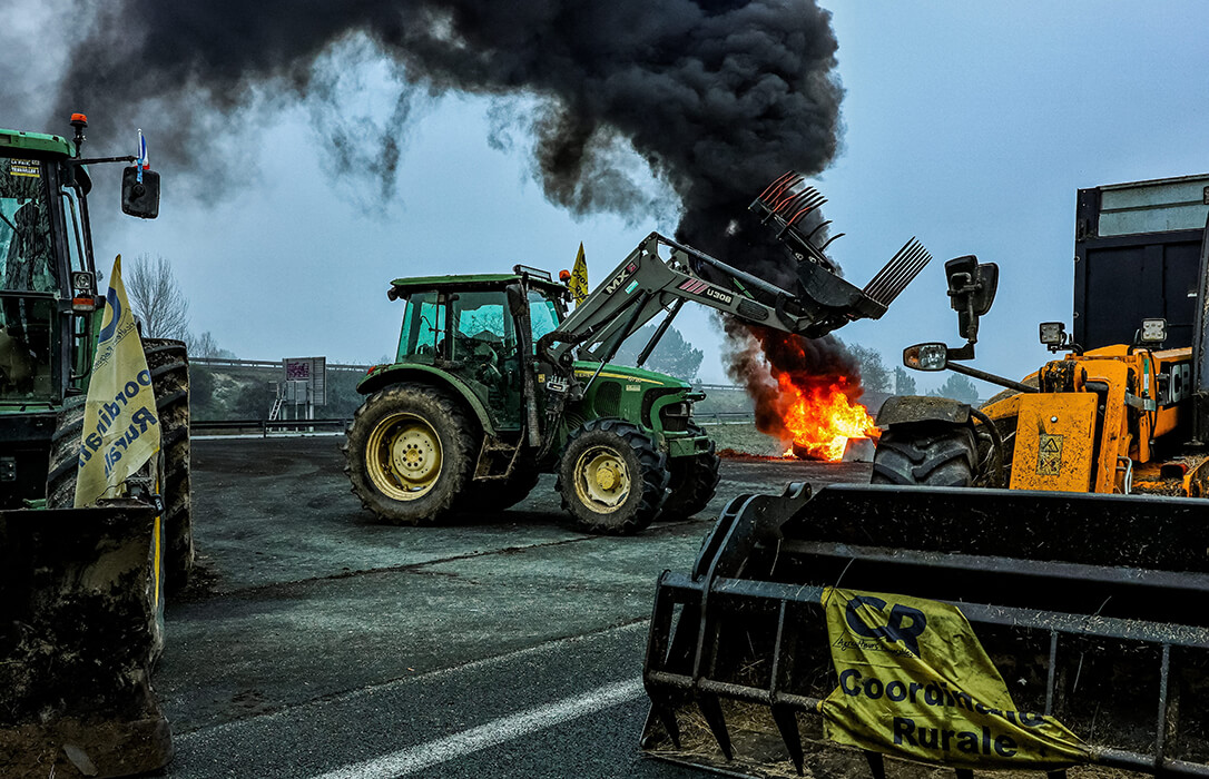 Al Gobierno francés se le va de las manos las protestas de los agricultores, que vuelven a ocupar carreteras y bloquear fronteras