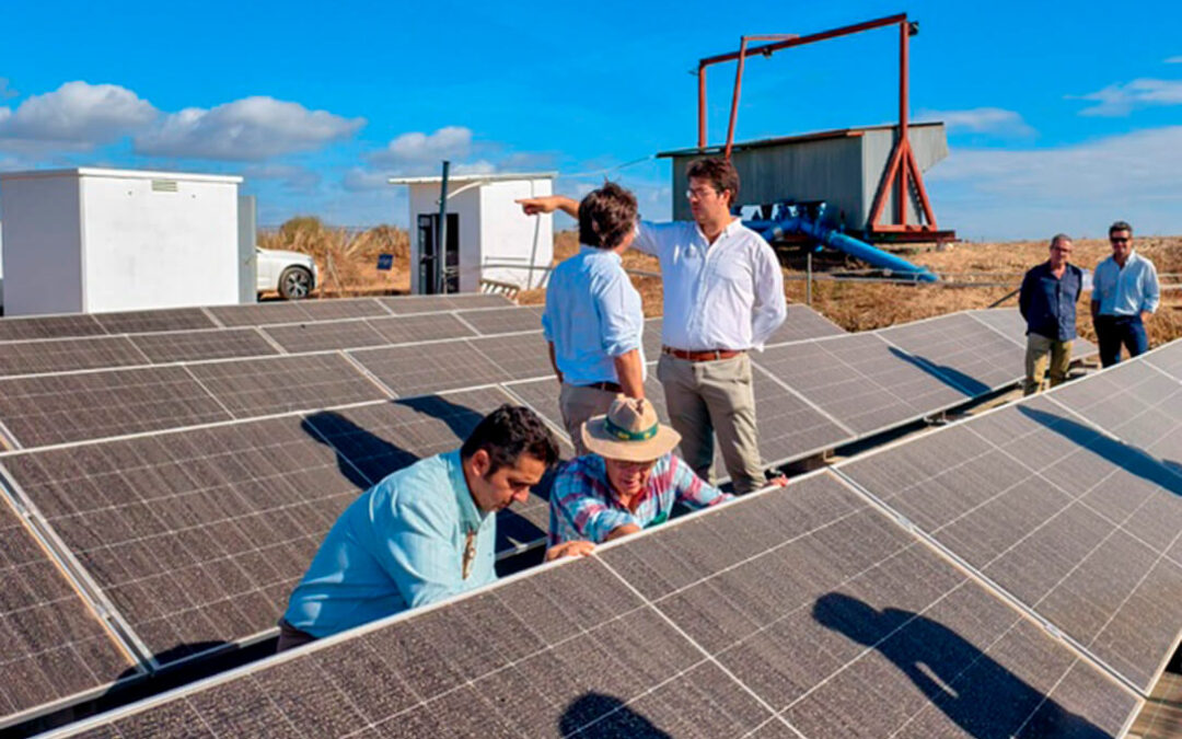 En marcha una planta piloto de regadío en La Rinconada que permitirá el uso combinado de dos fuentes de energías renovables, solar y microhidráulica