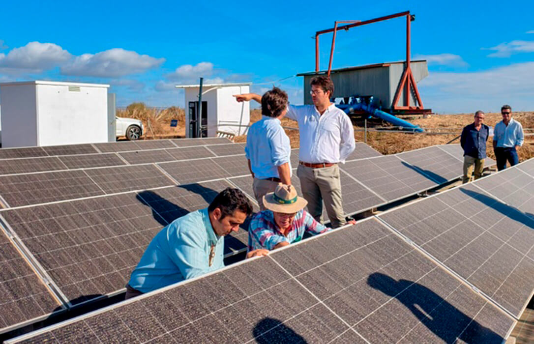 En marcha una planta piloto de regadío en La Rinconada que permitirá el uso combinado de dos fuentes de energías renovables, solar y microhidráulica