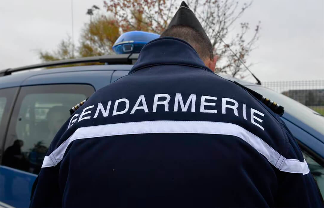 El sacrificio de toda la cabaña de una granja francesa por un brote de dermatosis acaba en duros enfrentamientos entre ganaderos y gendarmes