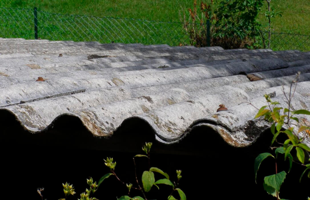 Convocadas las ayudas para la sustitución de cubiertas de amianto 2026 y poder los tejados de uralita de las explotaciones