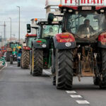 Una tractorada contra la gestión ganadera del Govern lograr su objetivo de colapsar la autovía Lleida-Girona y provoca retenciones en Cataluña