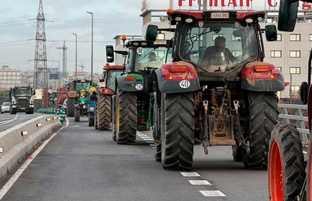 Una tractorada contra la gestión ganadera del Govern lograr su objetivo de colapsar la autovía Lleida-Girona y provoca retenciones en Cataluña