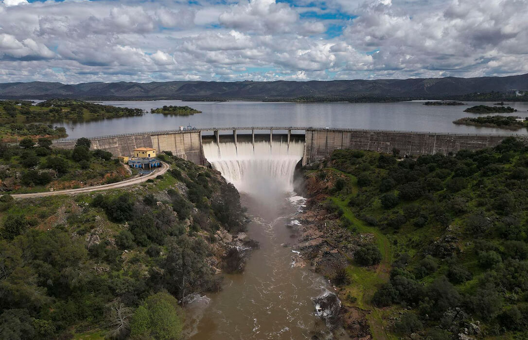Los regantes denuncian que el riesgo frecuente de inundaciones y sequías pone de manifiesto el déficit de regulación en el Guadalquivir