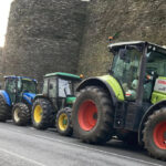 Tras otra noche a la intemperie, los ganaderos mueven sus tractores por Lugo,provocan grandes retenciones y habrá otra protesta este martes