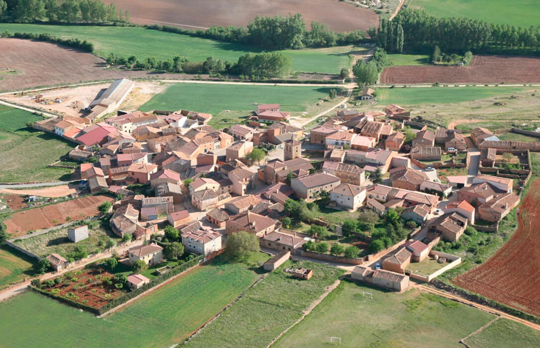 Soluciones a la despoblación: Arenillas (Soria) busca familia con hijos ofreciendo una vivienda gratuita, trabajo de albañil y la gestión de su bar