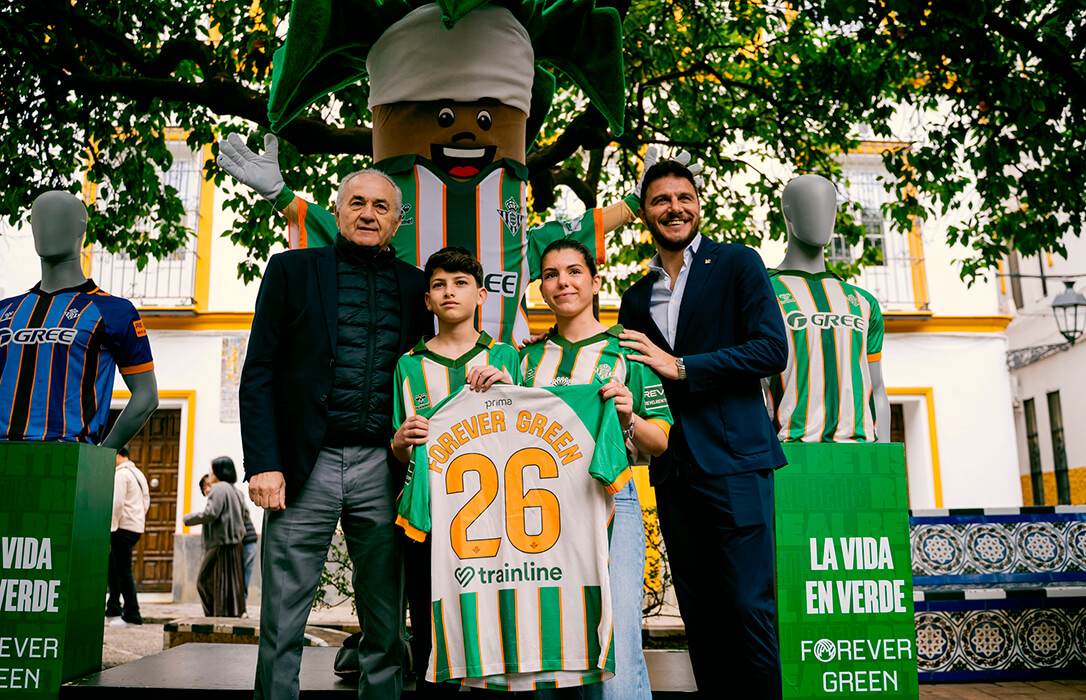 El Betis presenta la primera camiseta fabricada con naranjas para poner en valor el patrimonio natural urbano y sensibilizar ante el cambio climático