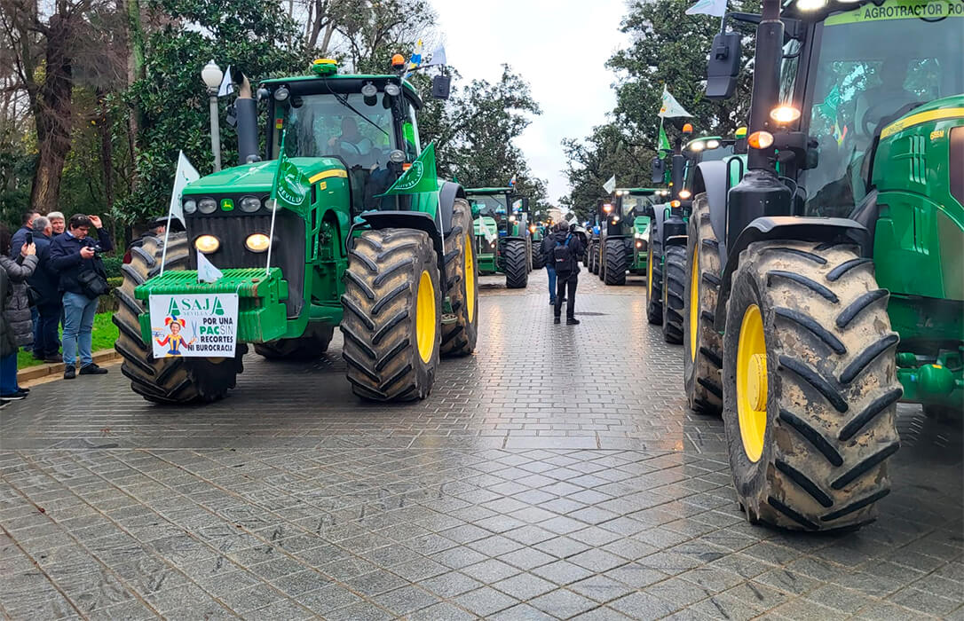 Más de 200 tractores llenan la plaza de España de Sevilla en defensa de la agricultura andaluza y en contra de Mercosur y los recortes en la PAC