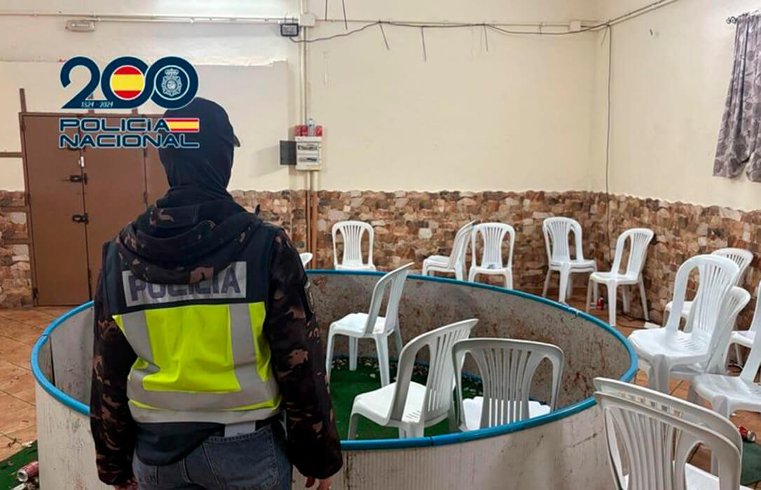 Trece detenidos en una nave en la que se organizó una pelea ilegal de gallos en Sanlúcar de Barrameda (Cádiz)