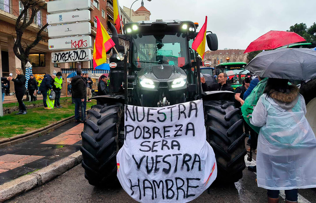 Una tractorada fúnebre con varios miles de agricultores clama en Madrid contra el pacto con Mercosur, sus salvaguardias y en defensa de la PAC