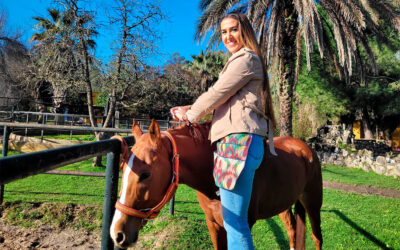 María Fernández, la joven que trenza caballos para competición, romerías y ferias y es creadora de contenidos para redes sociales
