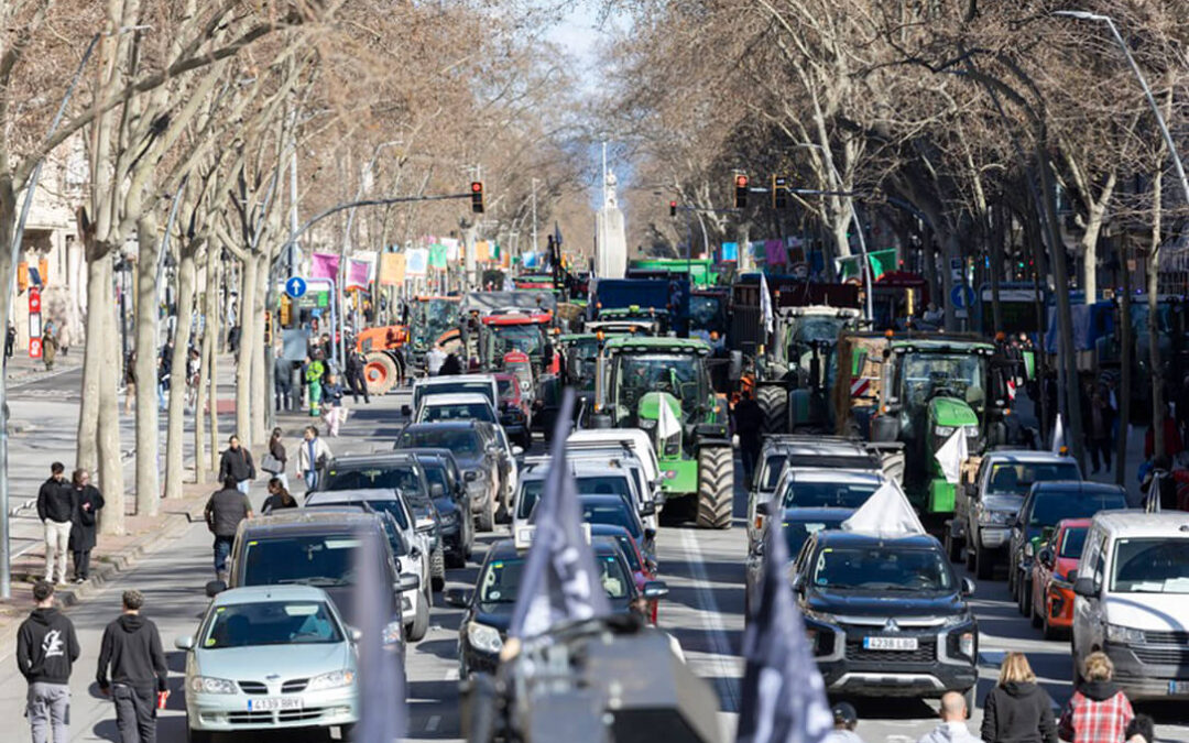 Los agricultores abandonan este sábado Barcelona tras pasar la noche con tractores en la Gran Vía para mostrar su enfado con las administraciones