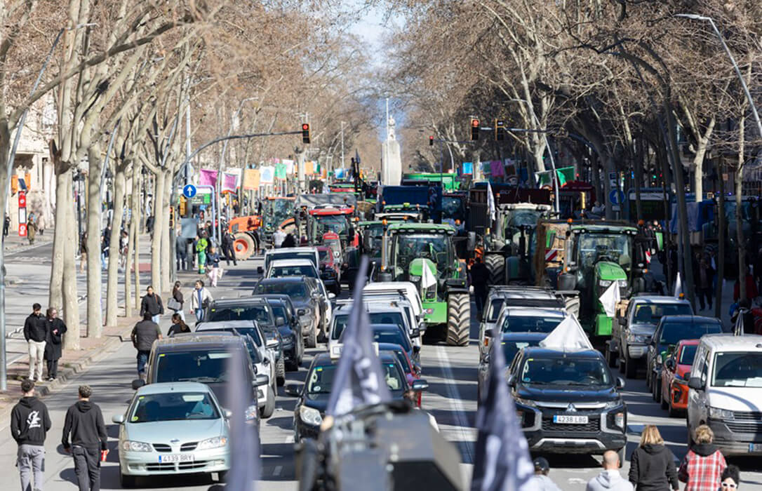 Los agricultores abandonan este sábado Barcelona tras pasar la noche con tractores en la Gran Vía para mostrar su enfado con las administraciones