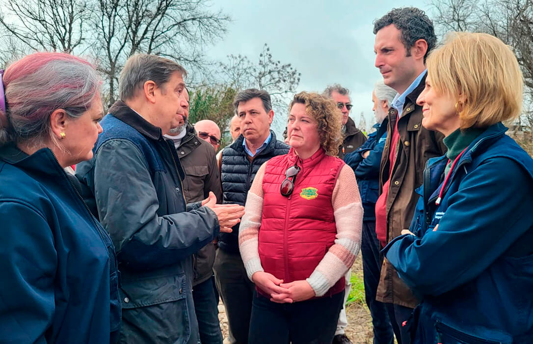 El sector agrario gaditano pide al ministro Planas ayudas urgentes en su visita a una explotación arrasada en la zona cero de las inundaciones