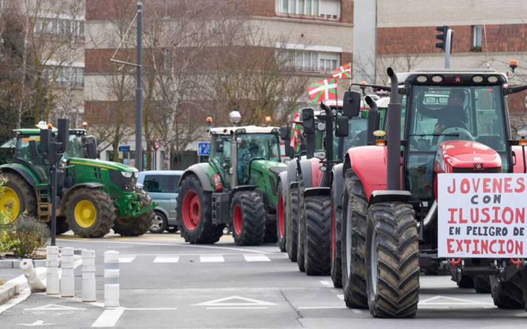 Los agricultores se suben a sus tractores para exigir que se declare Euskadi «zona de sequía» y acceder a ayudas directas al sector