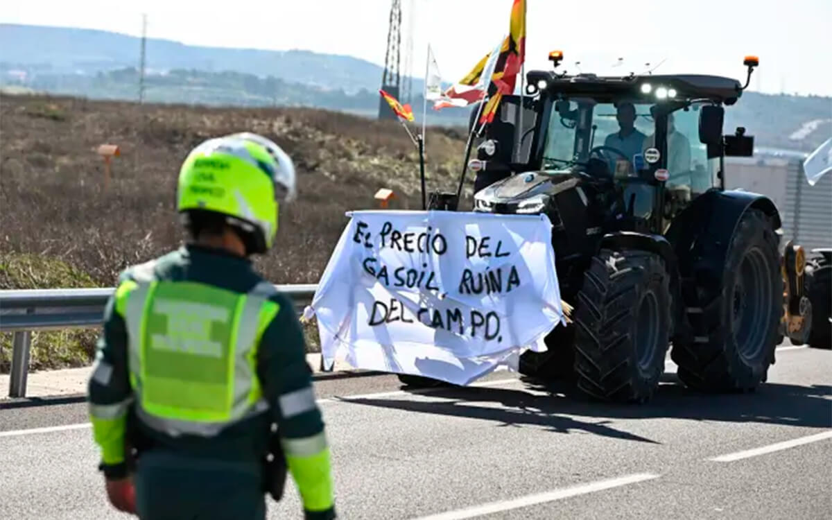 El Gobierno recula ante las protestas y Planas convoca el martes al sector agrario para analizar el impacto del precio del gasóleo agrícola