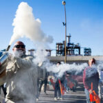Siguen las protestas regionales: Cientos de agricultores reclaman ante la refinería de Repsol má medidas ante la subida del gasóleo e insumos