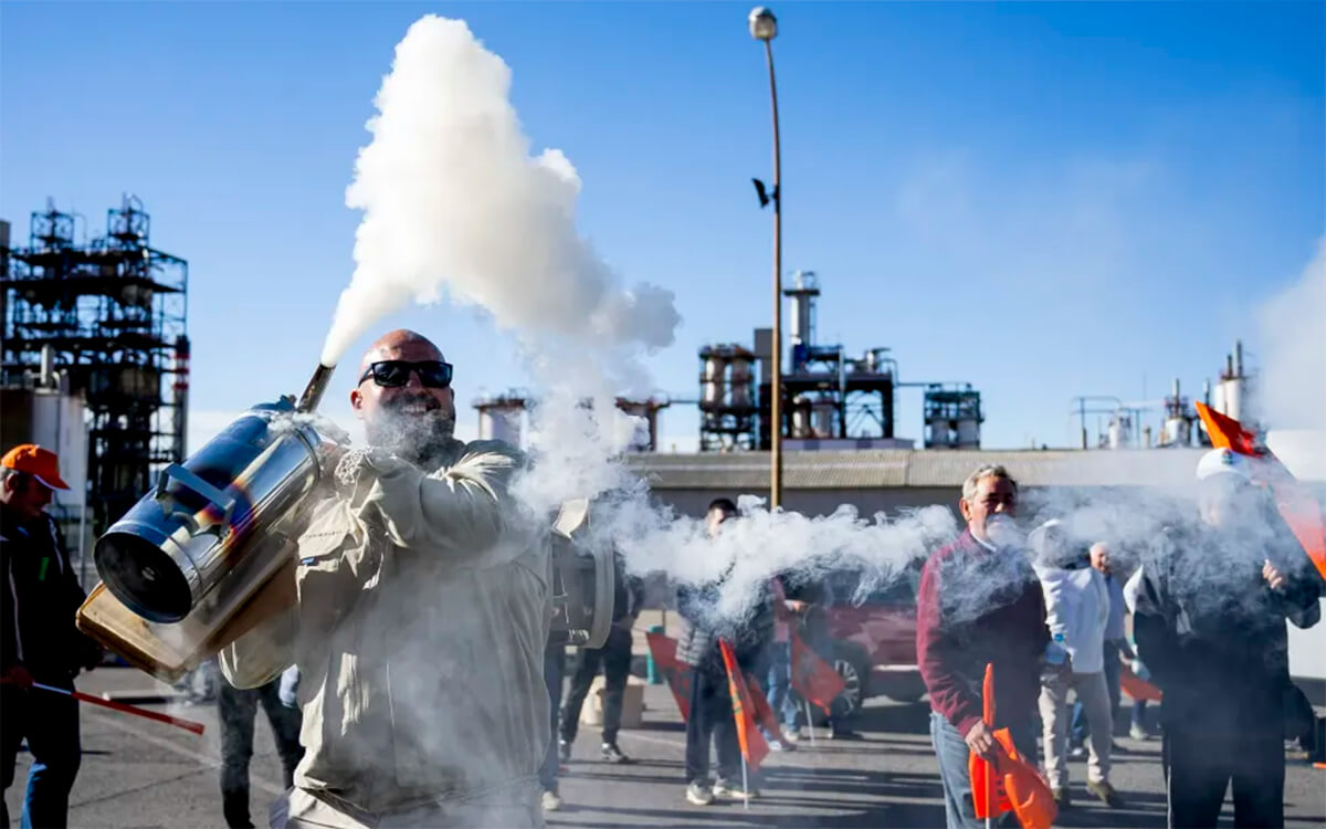 Siguen las protestas regionales: Cientos de agricultores reclaman ante la refinería de Repsol má medidas ante la subida del gasóleo e insumos
