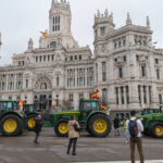 Tras una concentración y un «aplazamiento» solidario con el accidente, el campo reitera su rechazo a las políticas agrarias y amenaza con más protestas