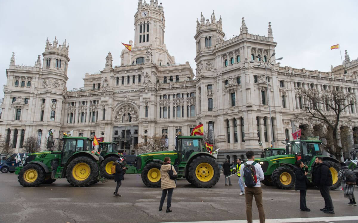 Tras una concentración y un «aplazamiento» solidario con el accidente, el campo reitera su rechazo a las políticas agrarias y amenaza con más protestas