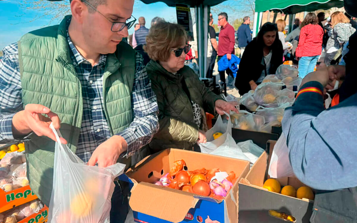 Tras la tractorada, el campo no se va de Madrid estarán seis días repartiendo alimentos frente al Ministerio de Agricultura