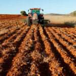 Recuerdan al Gobierno su compromiso para adecuar el tratamiento fiscal de gasóleo y fertilizantes: «Supondría un alivio de más de 600 millones»